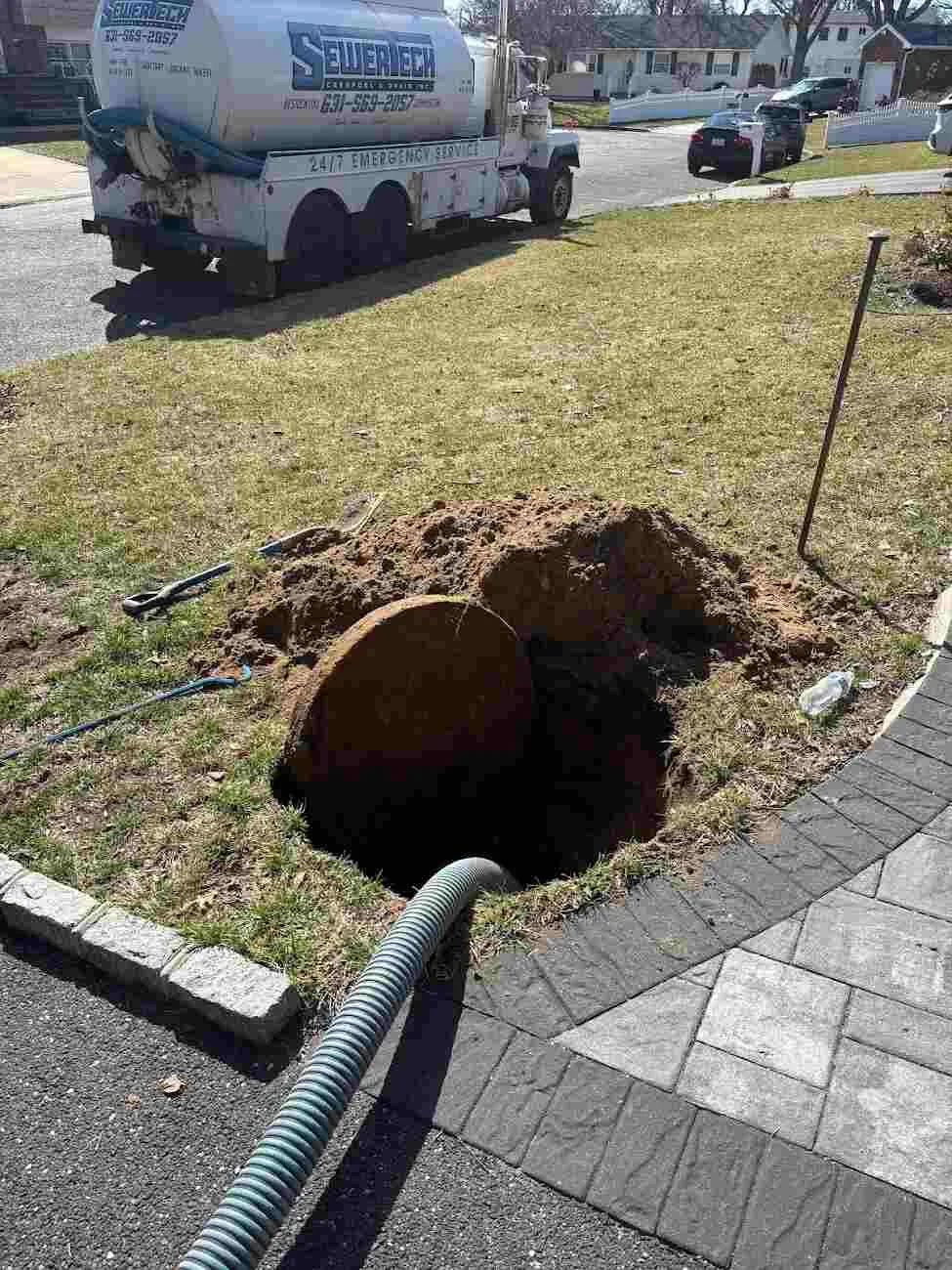 SewerTech professional cesspool pumping service in suffolk county Ny,